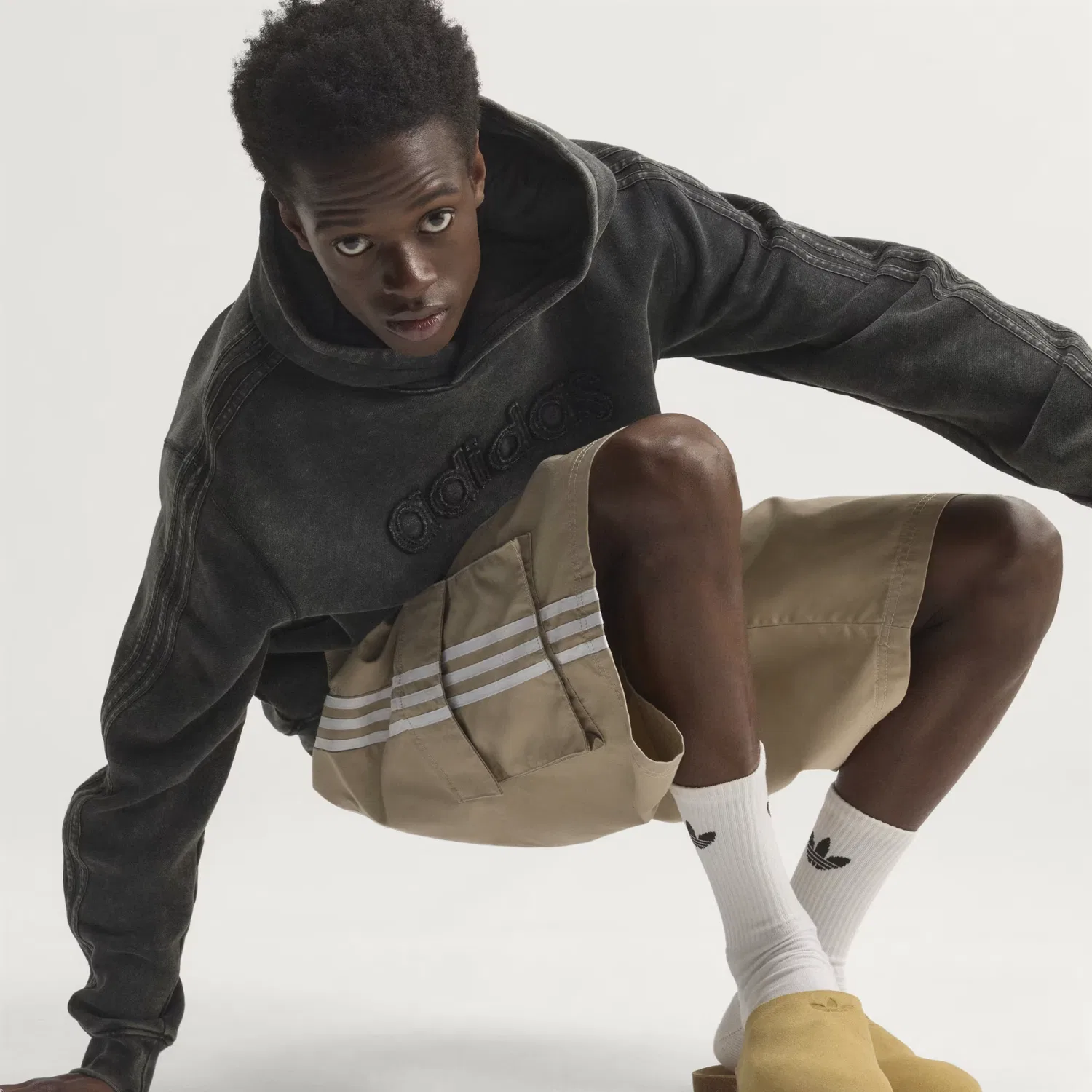 Мужские шорты карго свободного кроя Adicolor Cotton Twill Cargo Adidas Originals, хаки — фото 3