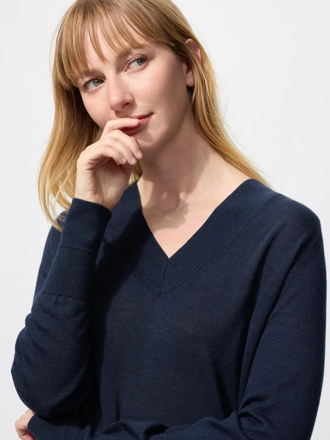 Свитер Uniqlo, с V-образным вырезом из мериносовой шерсти, розовый — фото 3