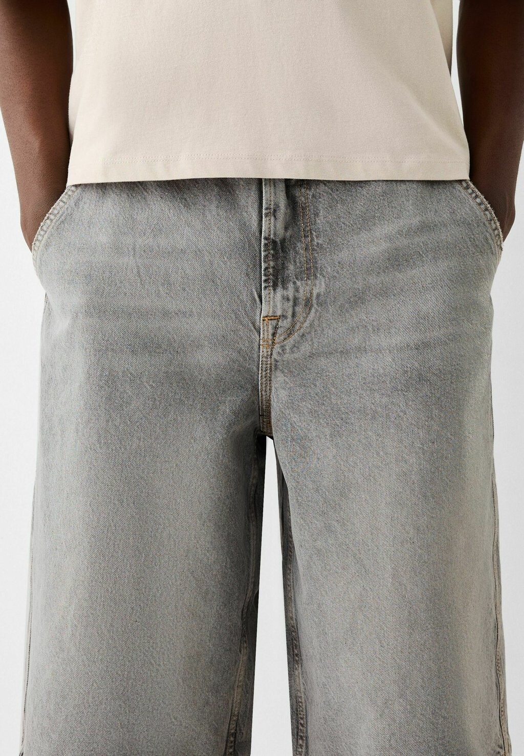 

Джинсовые шорты SKATER Bershka, светло-серый