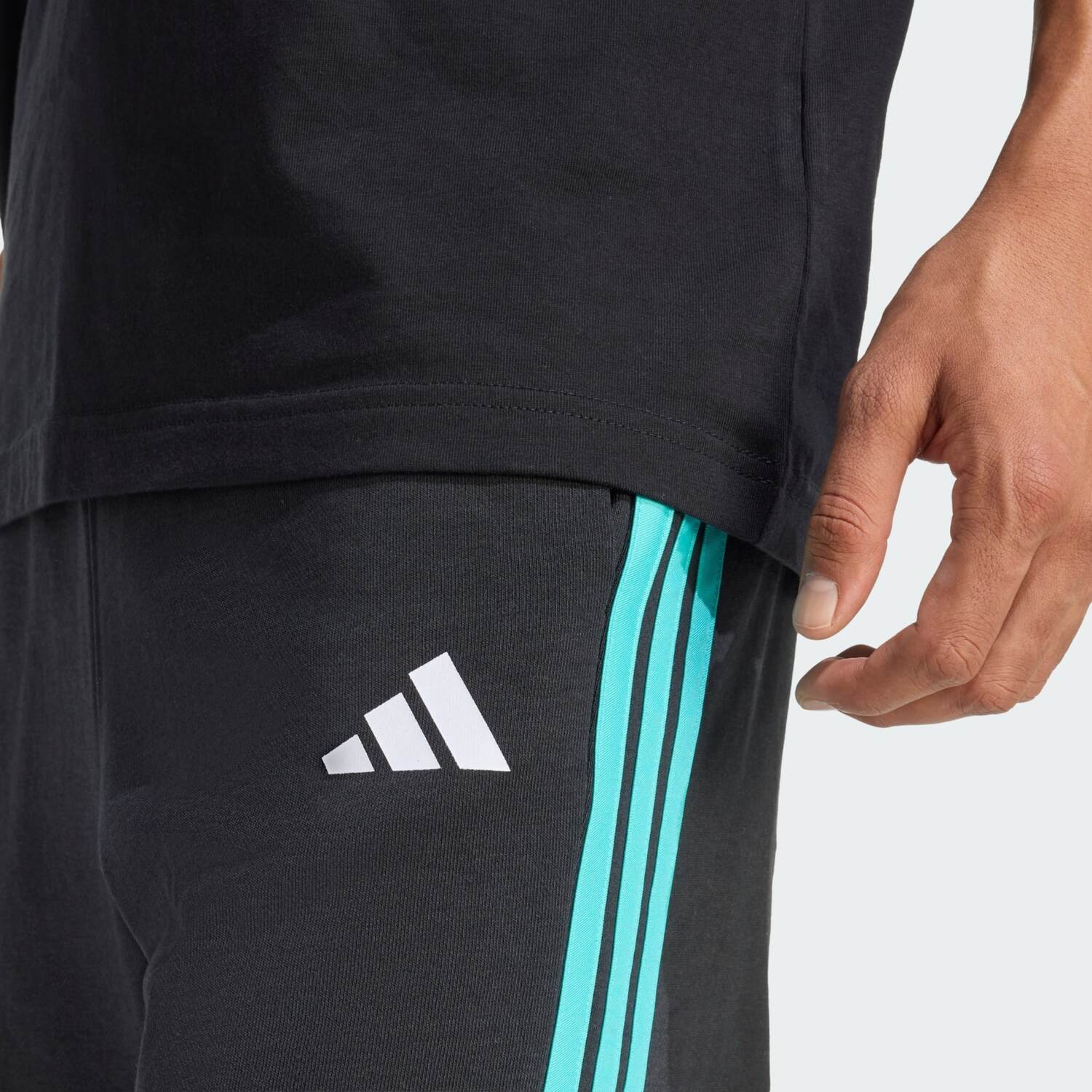 Adidas Performance Тренировочные шорты Regular 'Mercedes-AMG Petronas Formula 1 Team DNA' в черном цвете — фото 4