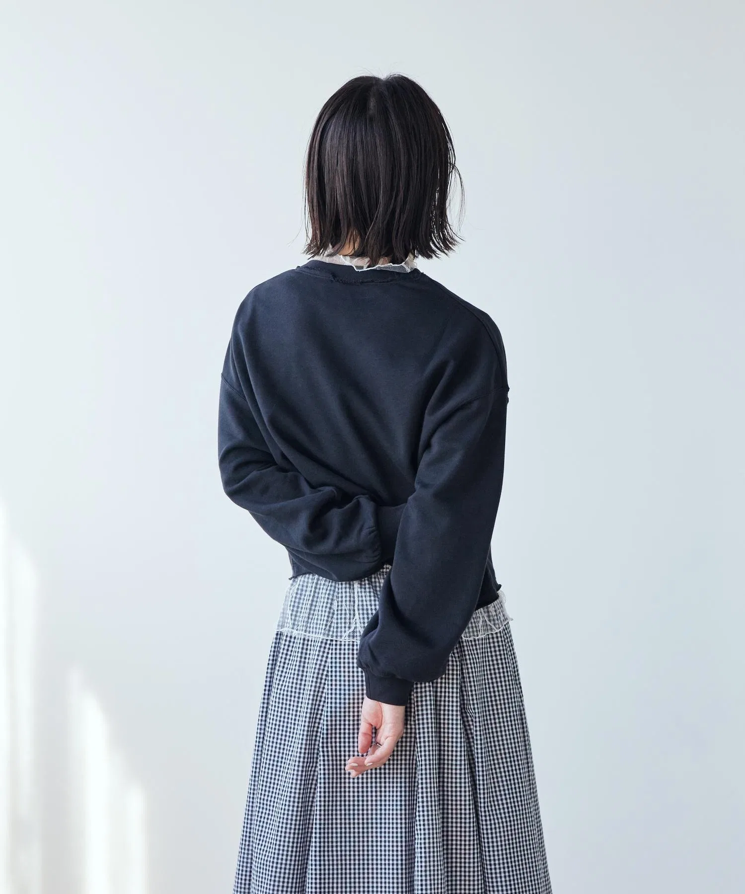Женская толстовка Nike Sportswear Chill Terry Oversized French Terry с круглым вырезом, модель IF0229-010, черная. — фото 4