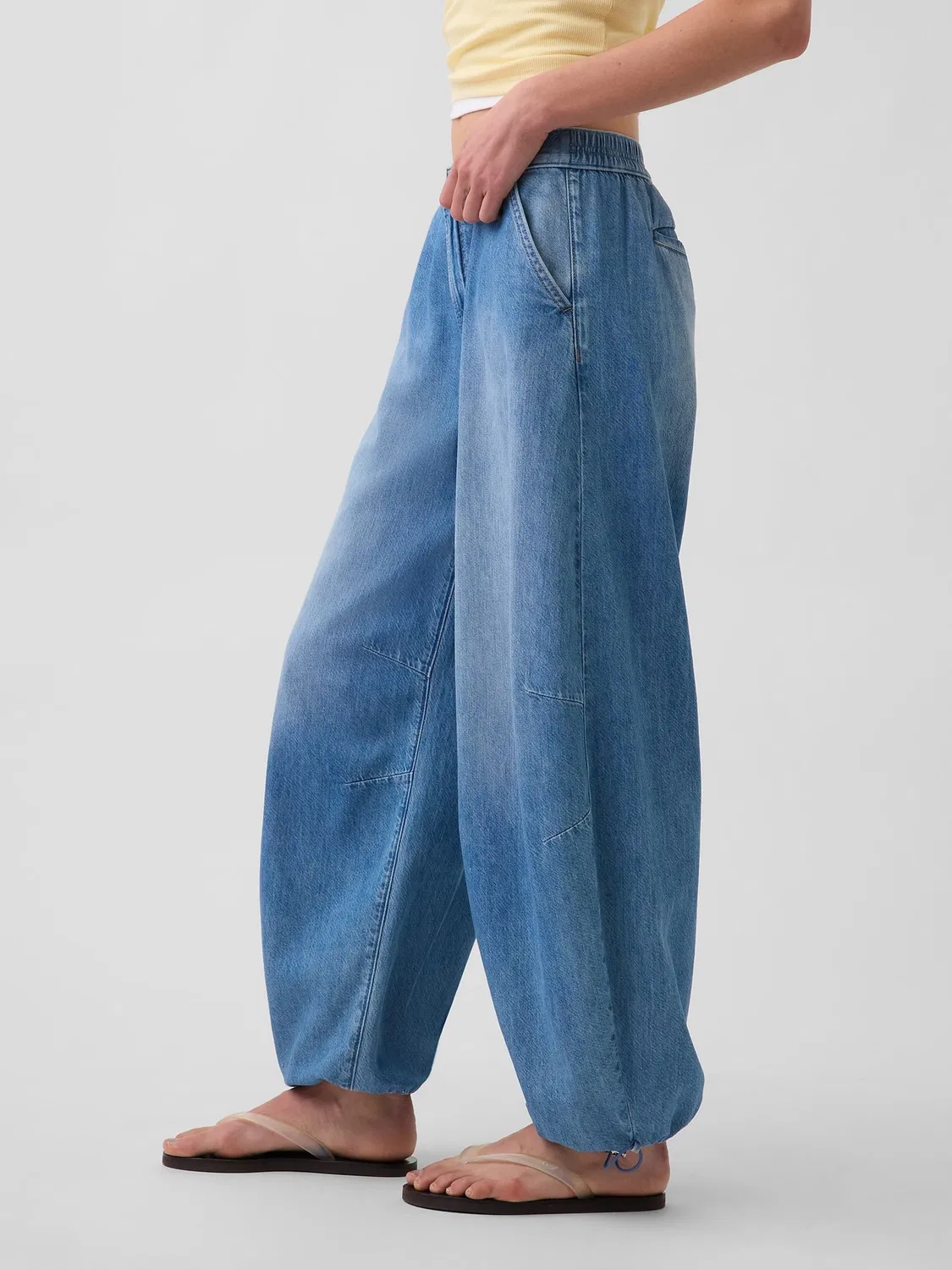 Джинсы клеш Gap UltraSoft Cuffed Barrel, Medium Wash — фото 3