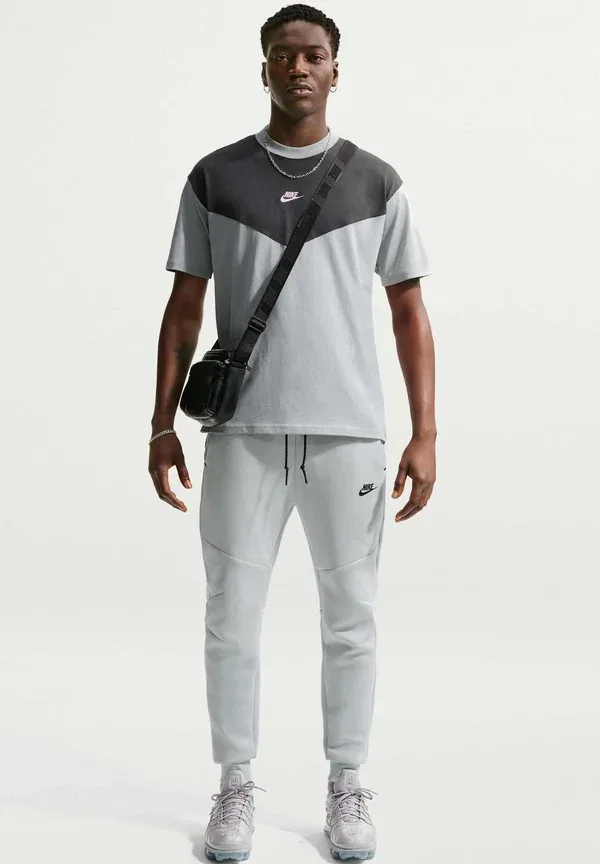 Тренировочные штаны Nike Sportswear M nk tch flc jggr tracksuit bottoms, светло-дымчато-серый, холодный серый, вольт