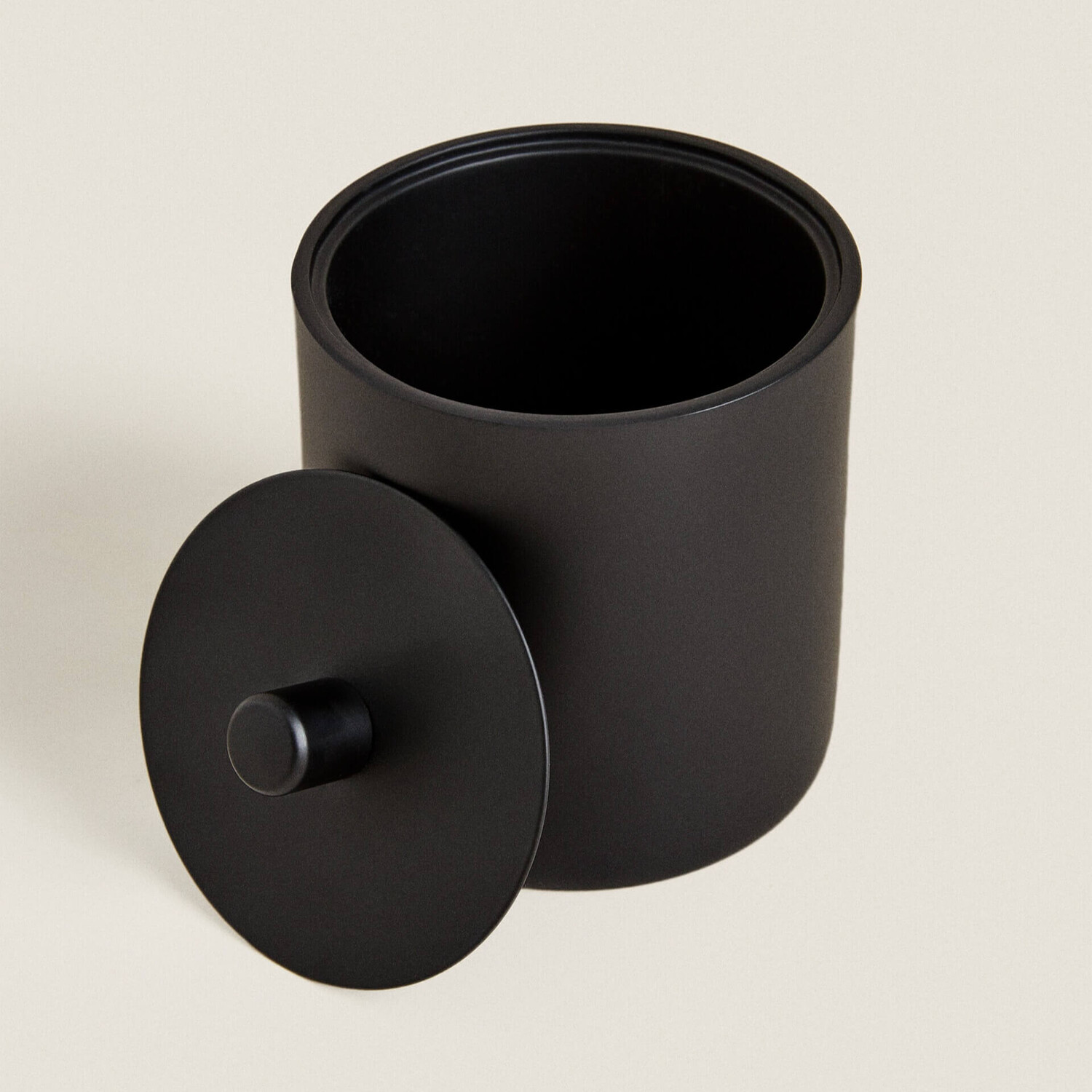 

Банка для хранения с крышкой Zara Home Resin, черный
