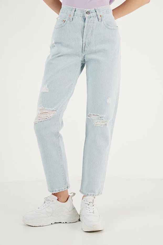 Женские джинсы с разрывами 501 cotton ripped detailed regular fit cropped jeans jeans a7739 Levi'S, Light Blue — фото 3