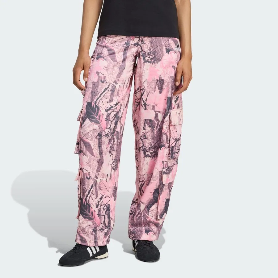Штаны карго из атласа с камуфляжным принтом Yaprak Kamuflaj Desenli Saten Kargo Pantolon adidas, Розово-белый