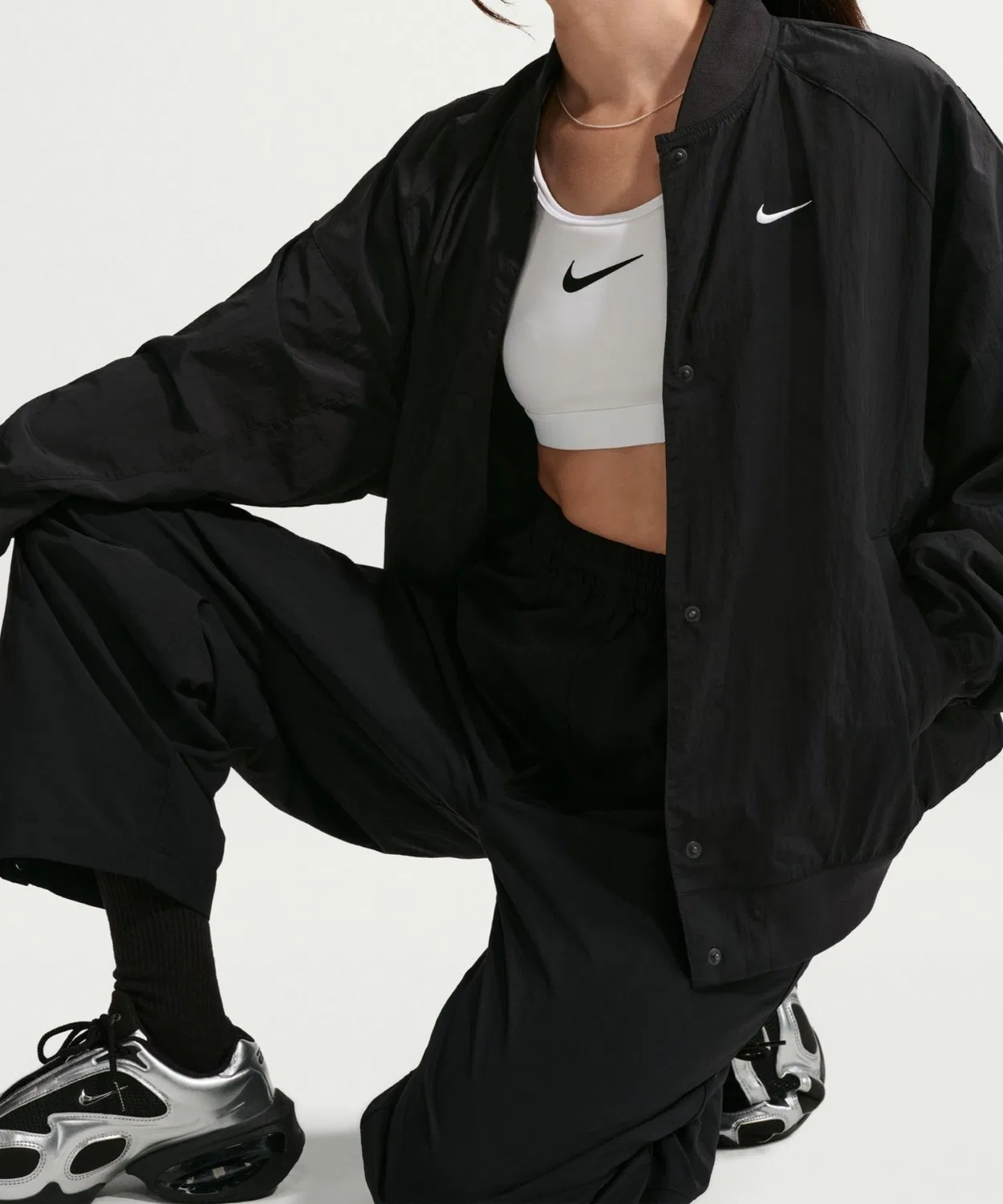 Женская куртка-бомбер свободного кроя с вышивкой NIKE Hybrid Varsity, Dark Green — фото 2