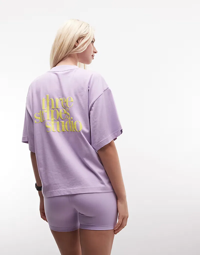 Футболка Adidas Sportswear Three Stripes Studios с графическим принтом, фиолетового