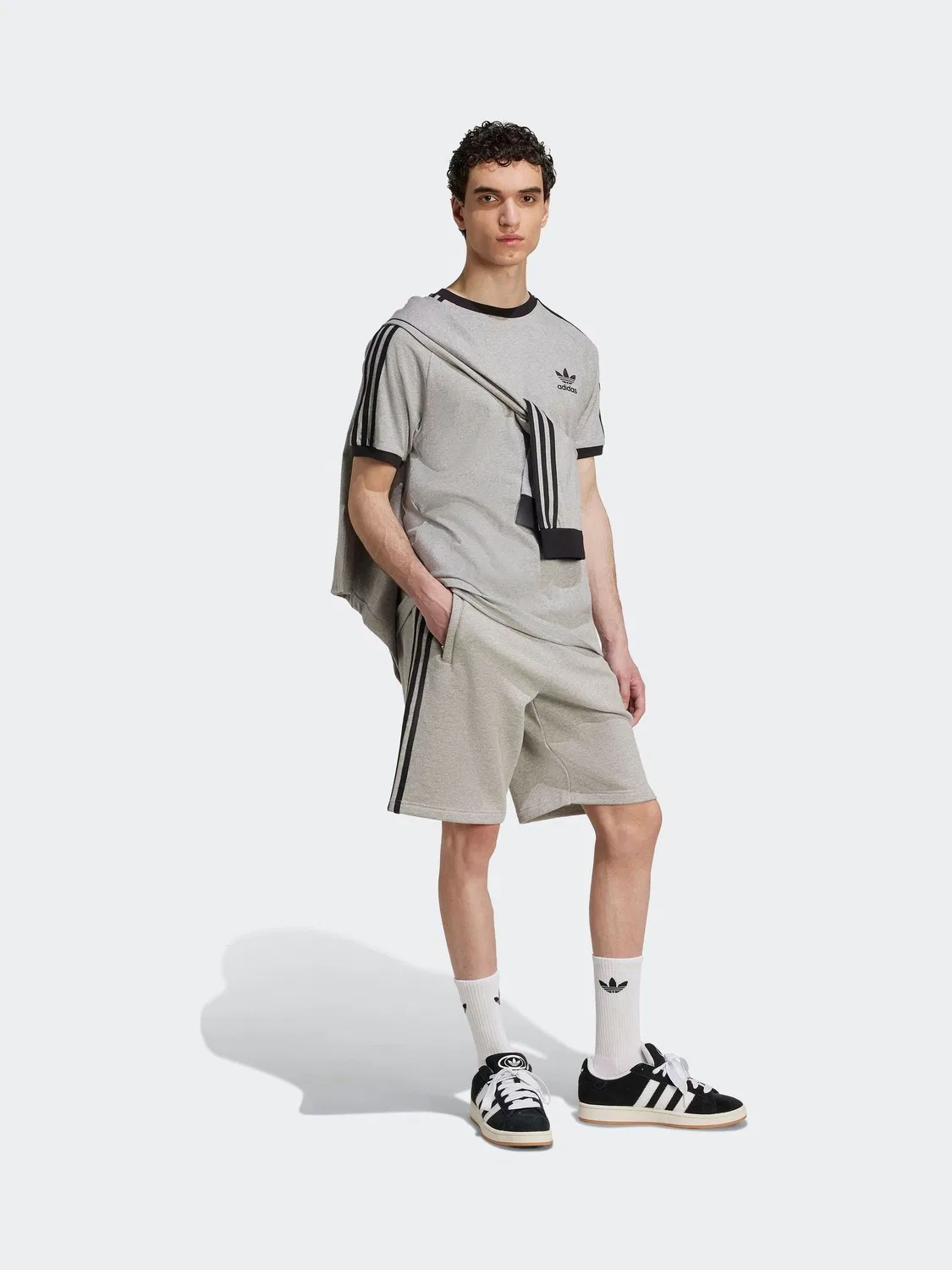 Футболка с логотипом Adidas Originals Adicolor Classics, светло-серая — фото 3