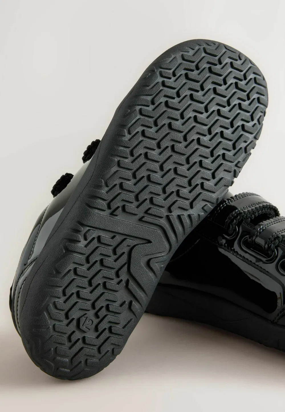 Обычная посадка - кроссовки для ходьбы босиком - детская обувь Next, Black Patent Leather — фото 3