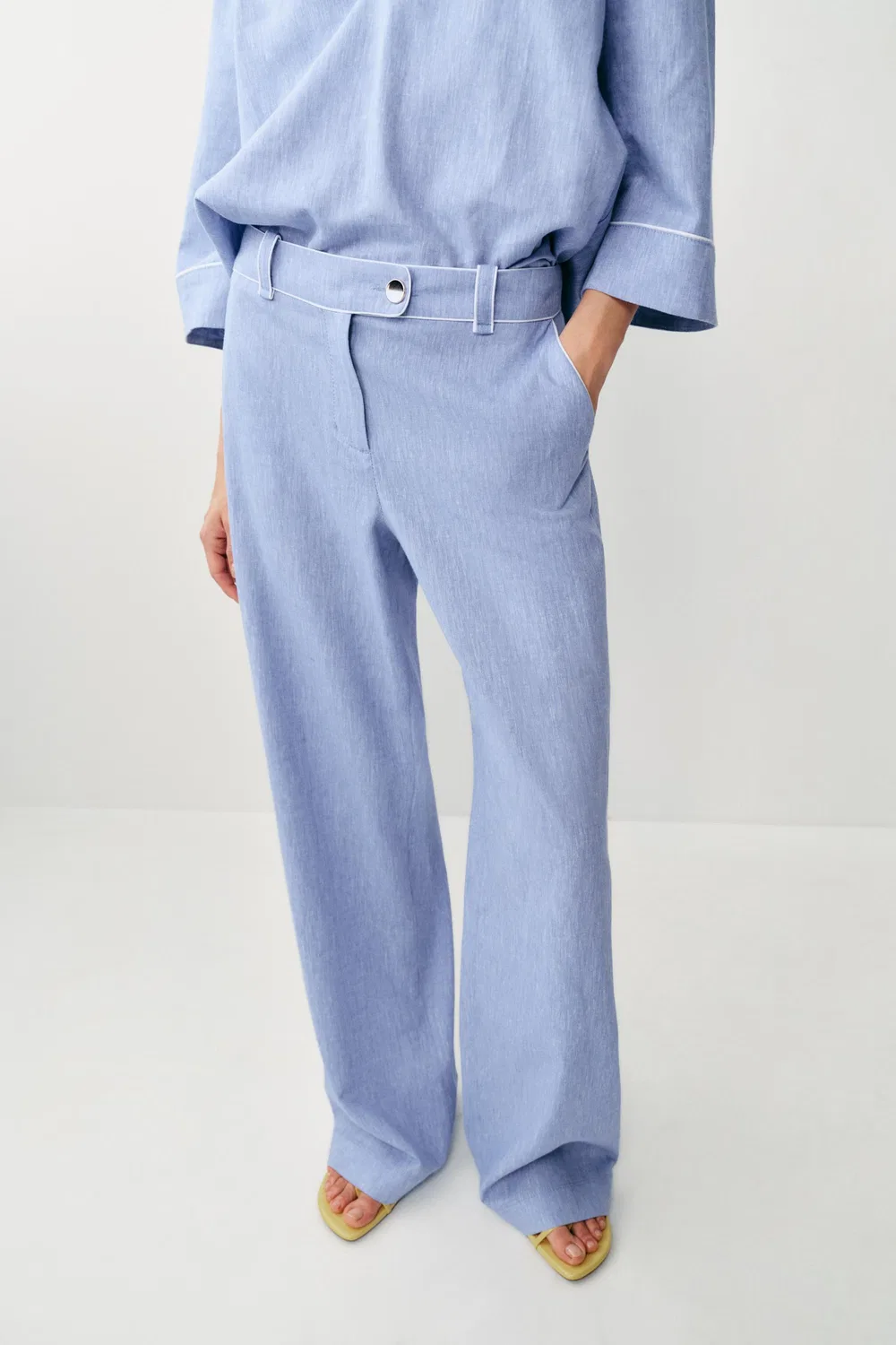 Брюки с льняной отделкой и контрастными вставками ZARA, Light Blue — фото 2