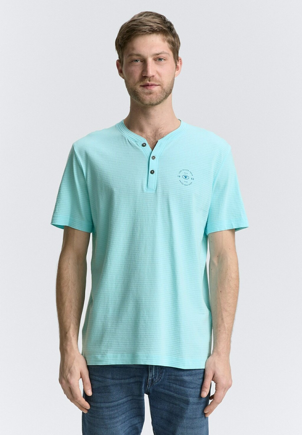 

Футболка с принтом HENLEY MIT LOGO-PRINT TOM TAILOR, бирюзовый