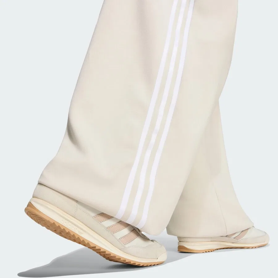 Брюки Adidas Originals свободного кроя со складками спереди, модель, кремового цвета — фото 4