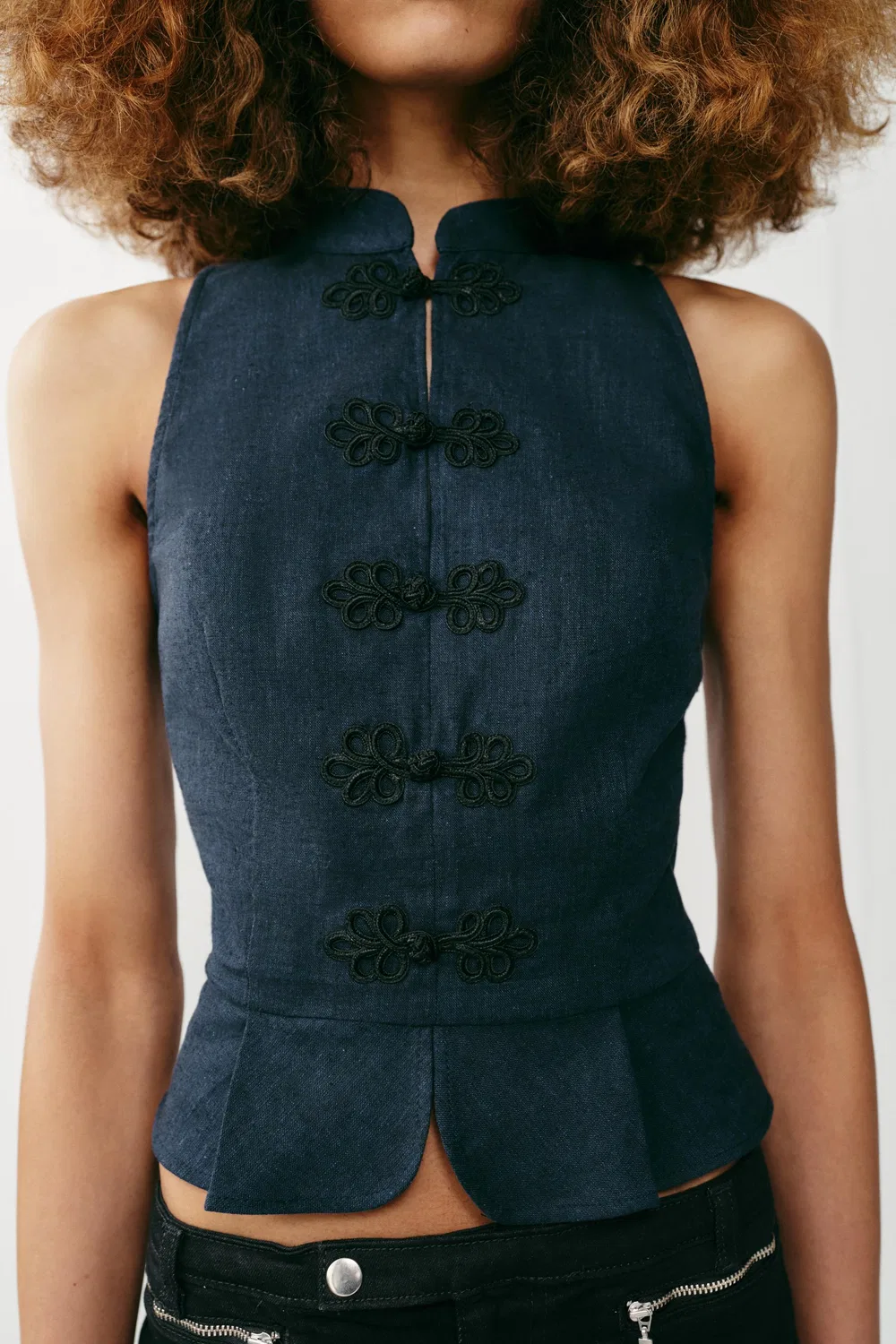 Топ с баской из льняной смеси с застежкой-бабочкой ZARA, Indigo — фото 4