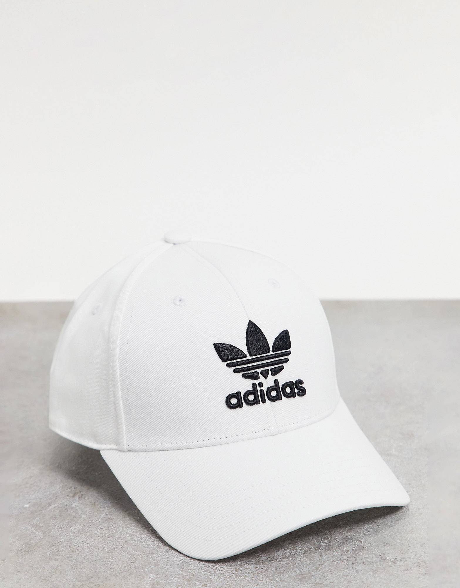 

Белая кепка adidas Originals