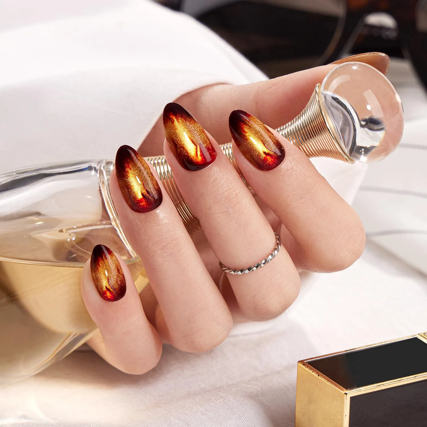 Накладные ногти «Press on Nails Short Almond» с эффектом «кошачий глаз» от VSALON Vsalon