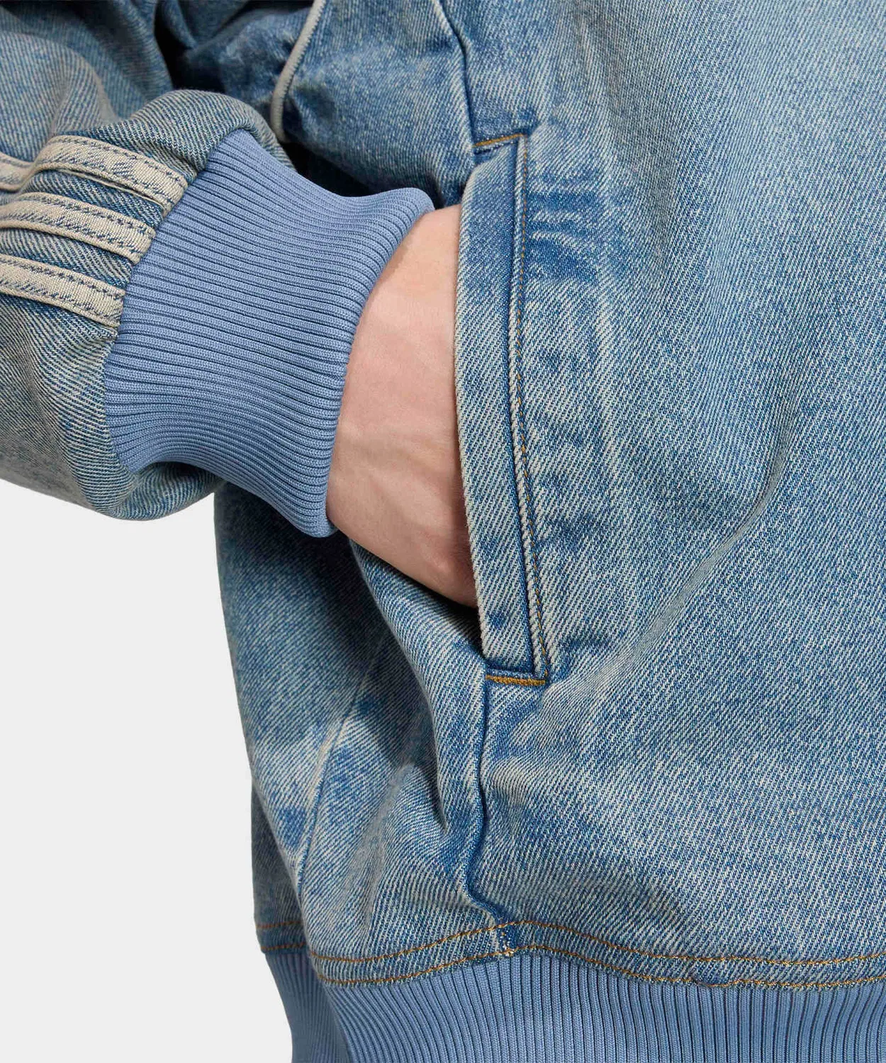 Мужская джинсовая куртка свободного кроя с молнией Adidas SST Adicolor Denim Track Top, Blue — фото 4