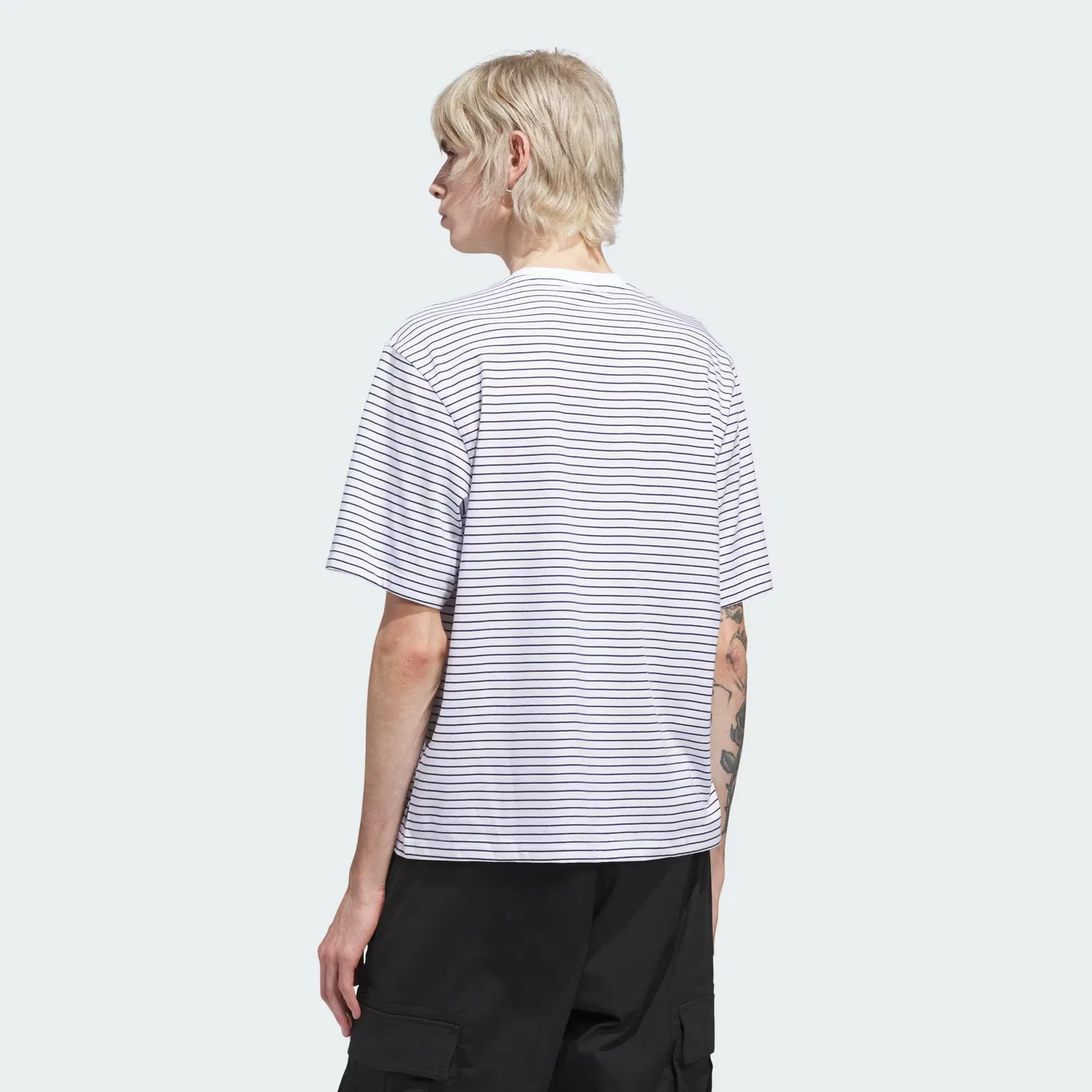 Универсальная футболка свободного кроя с эффектом yarn dye SKATEBOARDING YARN DYE TEE Adidas Originals, белый/темно-синий — фото 4