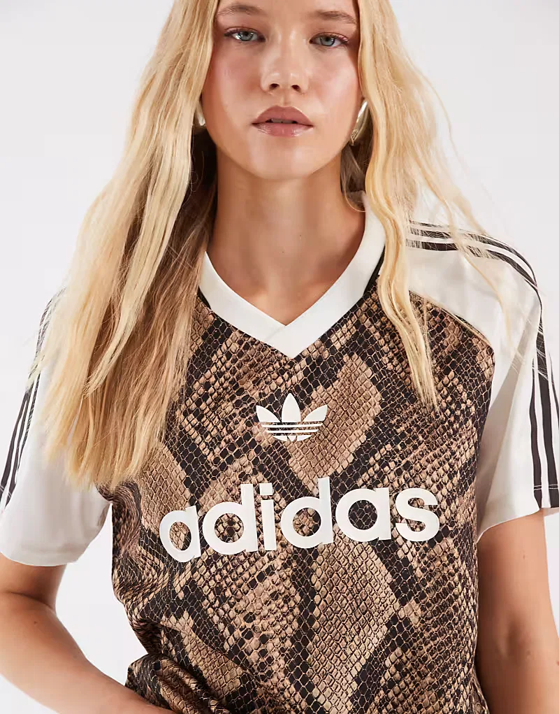 Атласная футболка Adidas Originals с принтом под змеиную кожу, светло-коричневый — фото 2