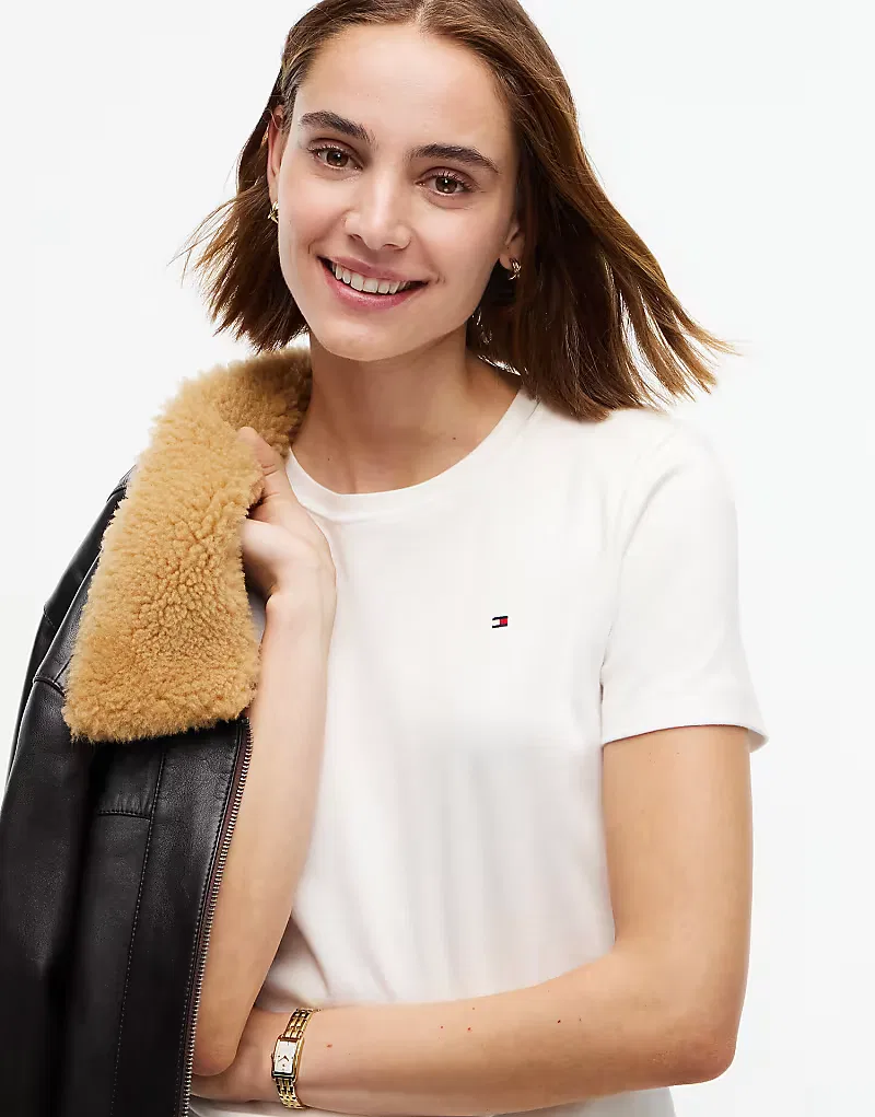 Облегающая футболка Tommy Hilfiger с вышивкой флага и круглым вырезом, экрю — фото 3