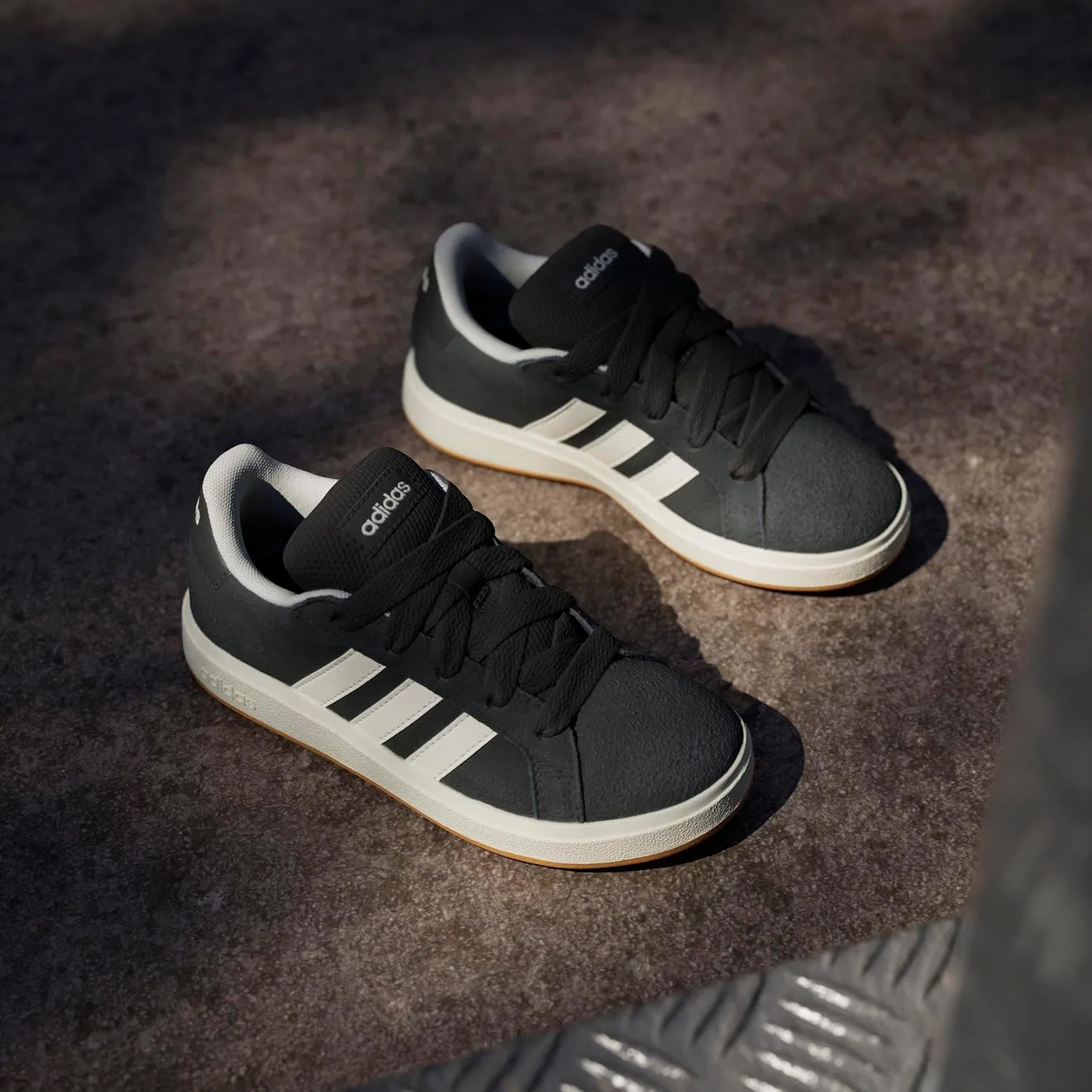 Детские кроссовки для мальчиков Grand Court 00s adidas, Black/Off White/Gum — фото 2