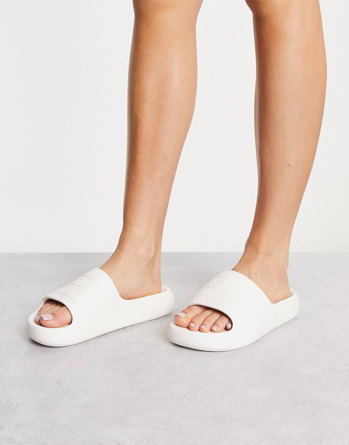 Белые шлепанцы adidas Originals Adilette Ayoon