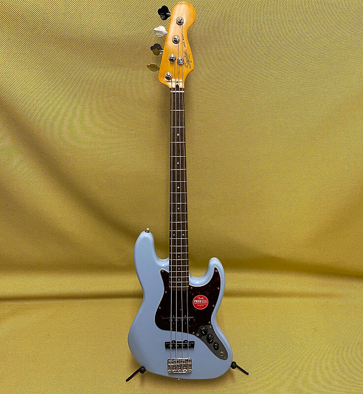 

037-4530-504 Squier от Fender Classic Vibe '60s Jazz Bass Daphne Blue с черепаховой накладкой 037-4530-504 Squier by Fender Classic Vibe '60s Jazz Bass Daphne Blue
