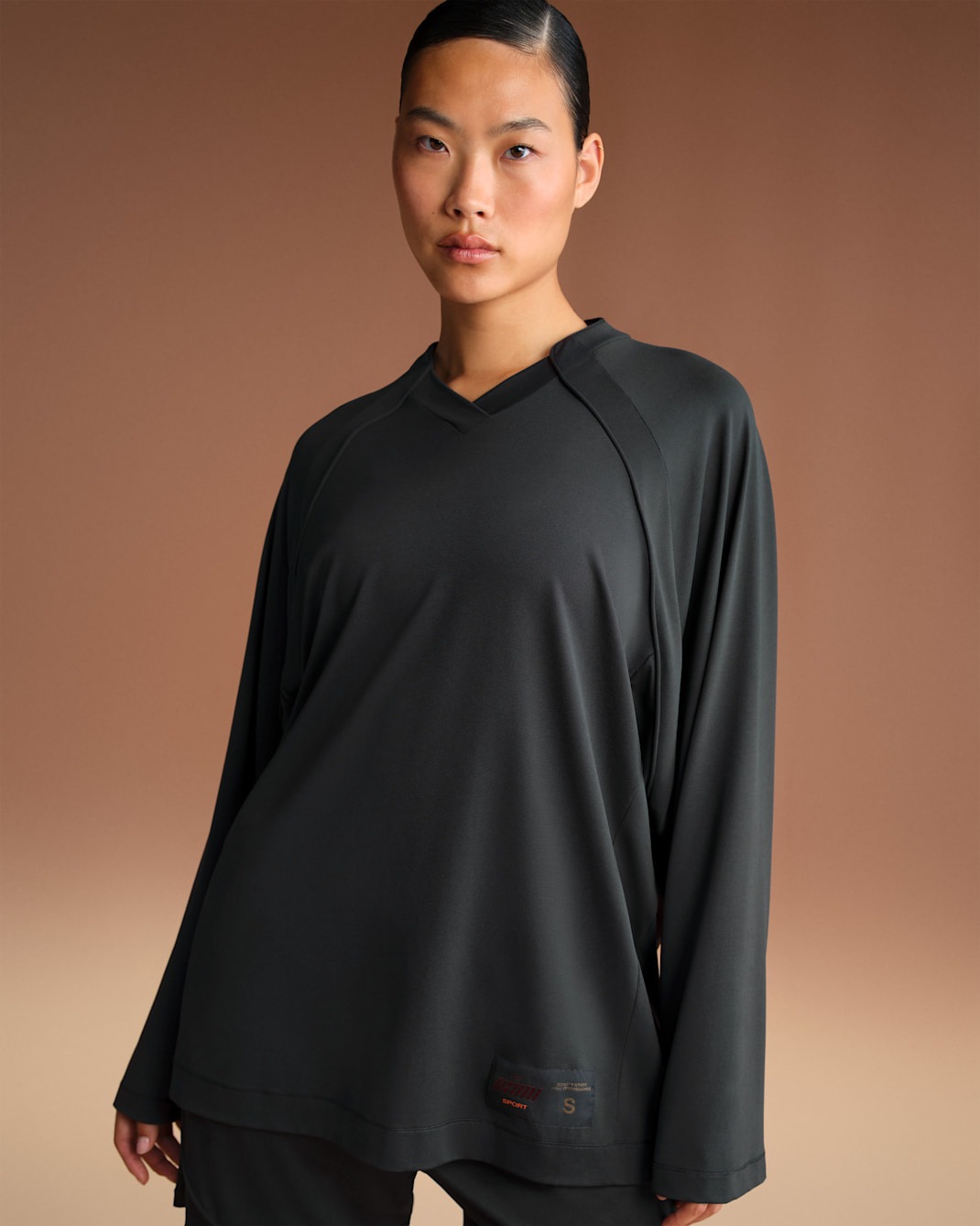 

Лонгслив NikeSKIMS Airy Women's Oversized V-Neck, черный
