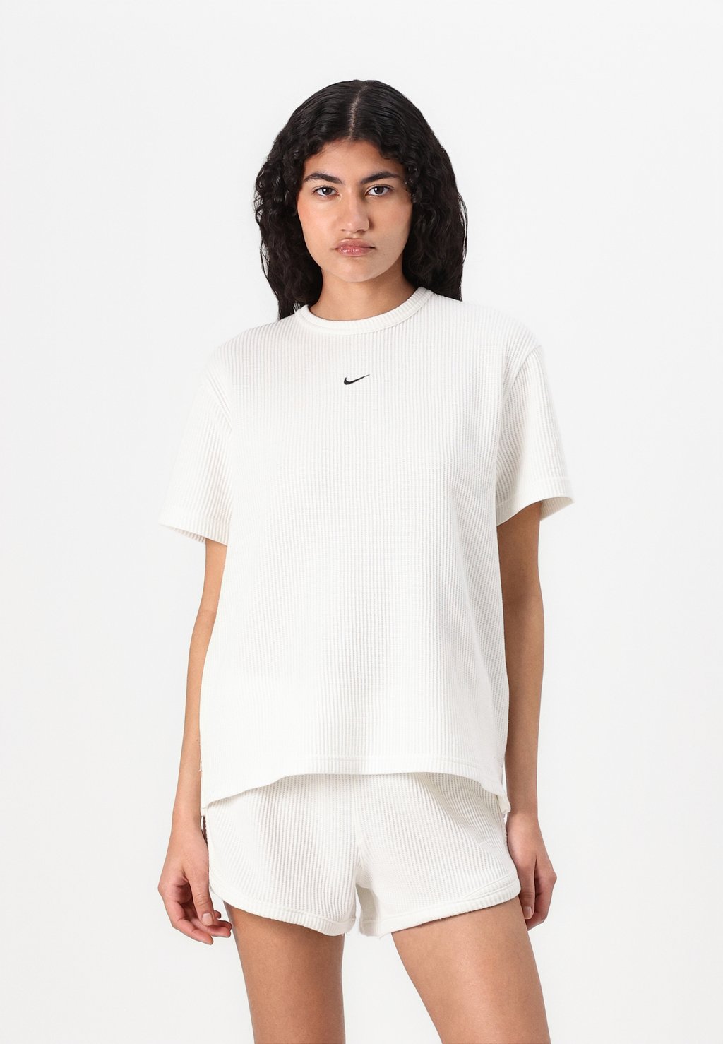 

Базовая футболка Nike Sportswear, слоновая кость