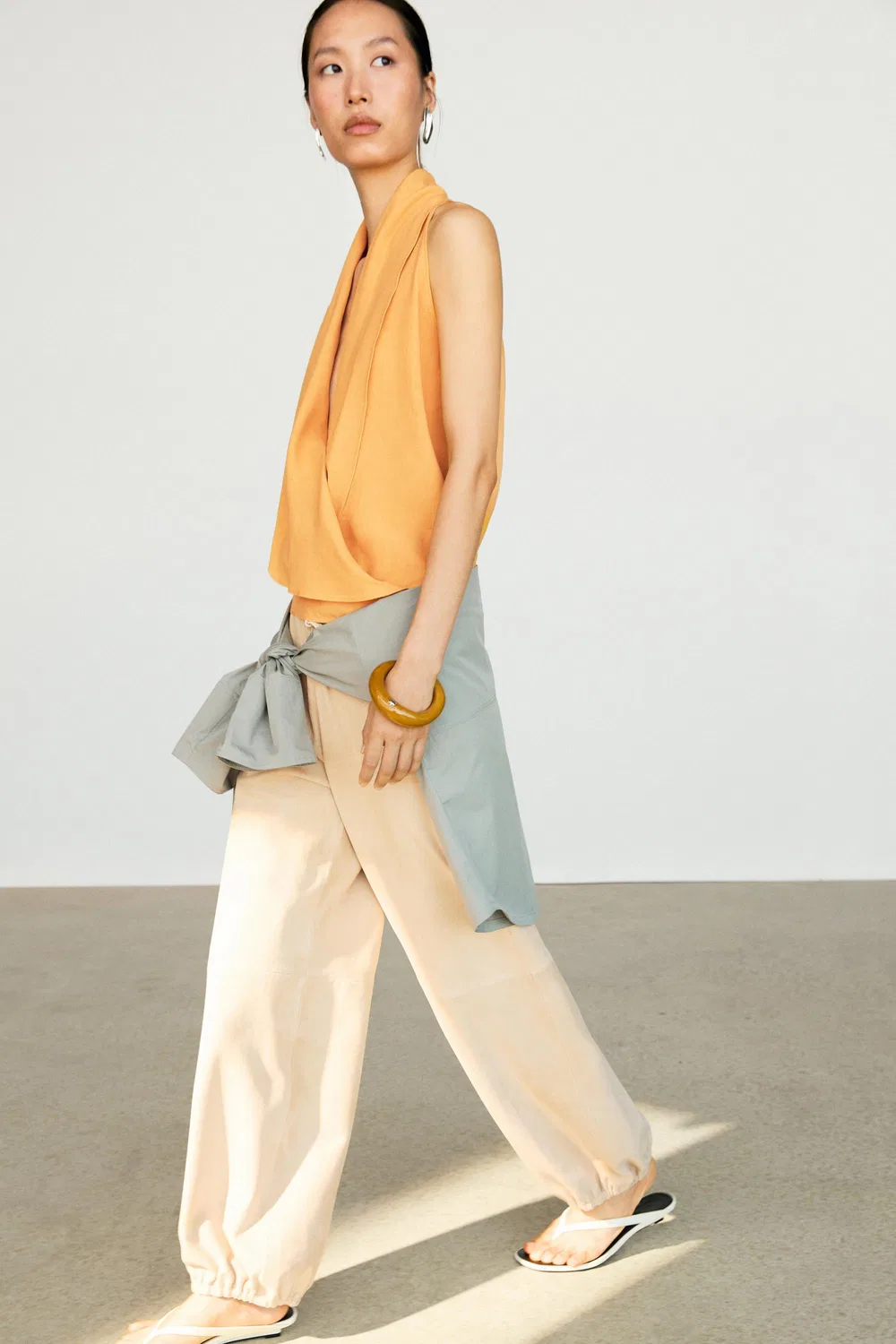 Топ Massimo Dutti Flowing Halter With Ruffle Detail, желтый — фото 4