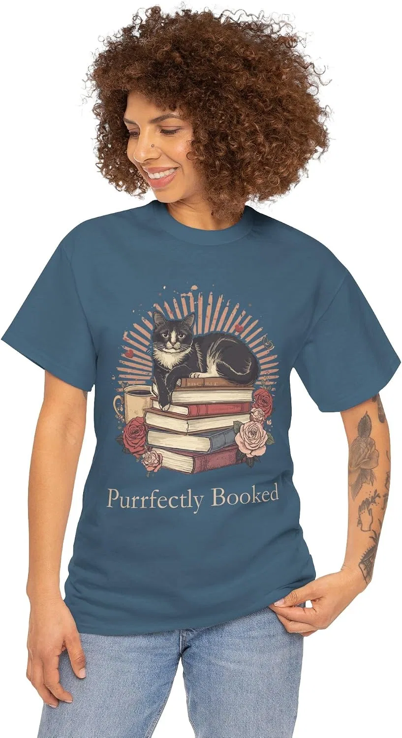 Женская футболка с принтом Purrfectly Booked Cat Stack of Books, индиго/синий — фото 2
