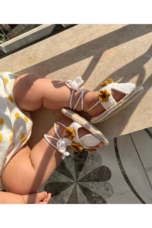 Детские сандалии для девочек с принтом Knitted white floral summer cross strap baby girl sandals booties and headband set Seraskids, White — фото 3
