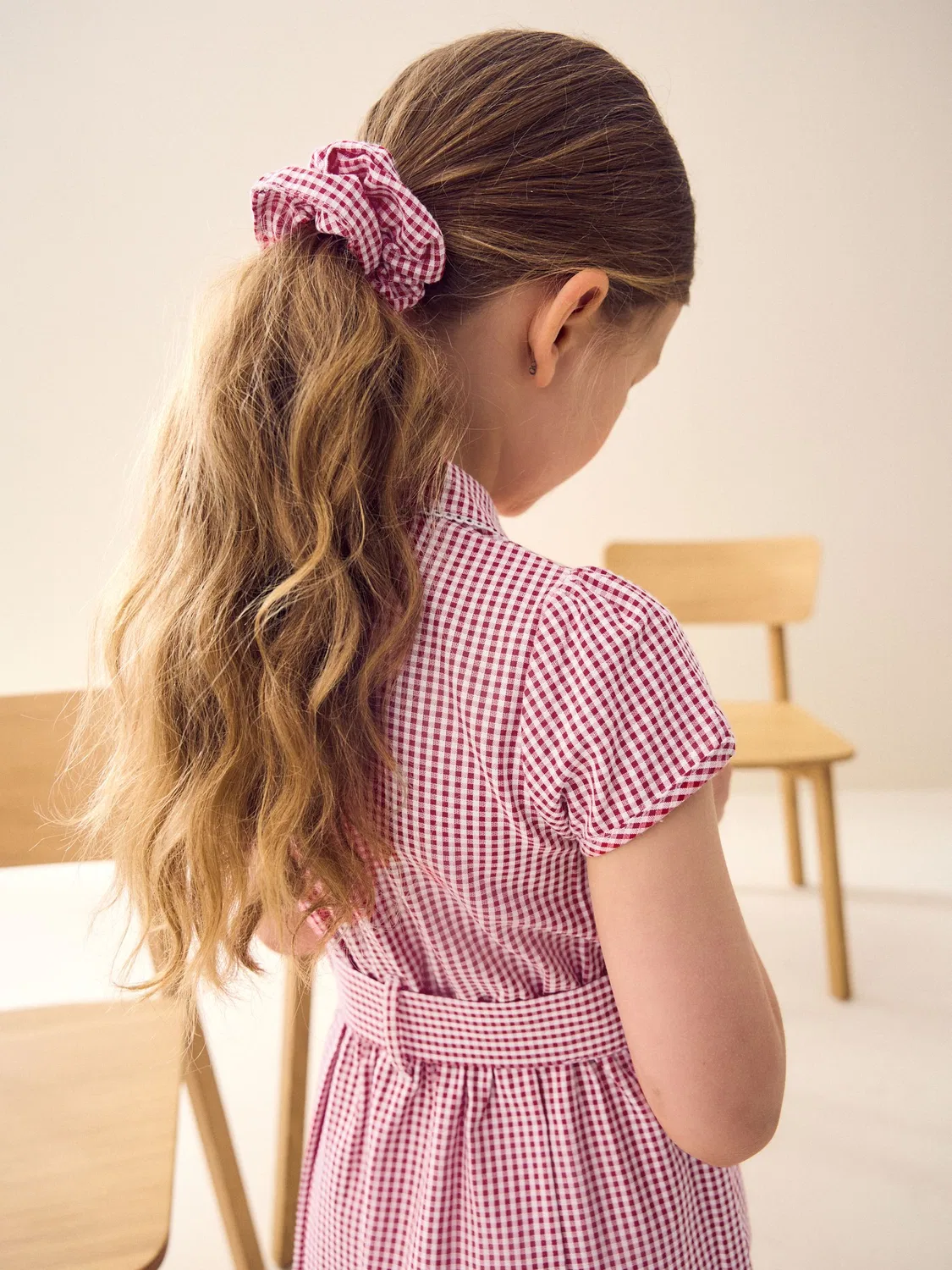 Платье школьное с поясом и скранчи, Red Gingham Next, красный гингем — фото 2
