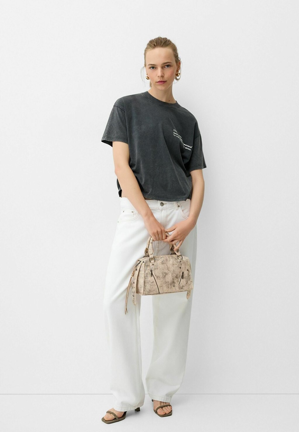 

Сумочка CRACKLED-EFFECT Bershka, белый