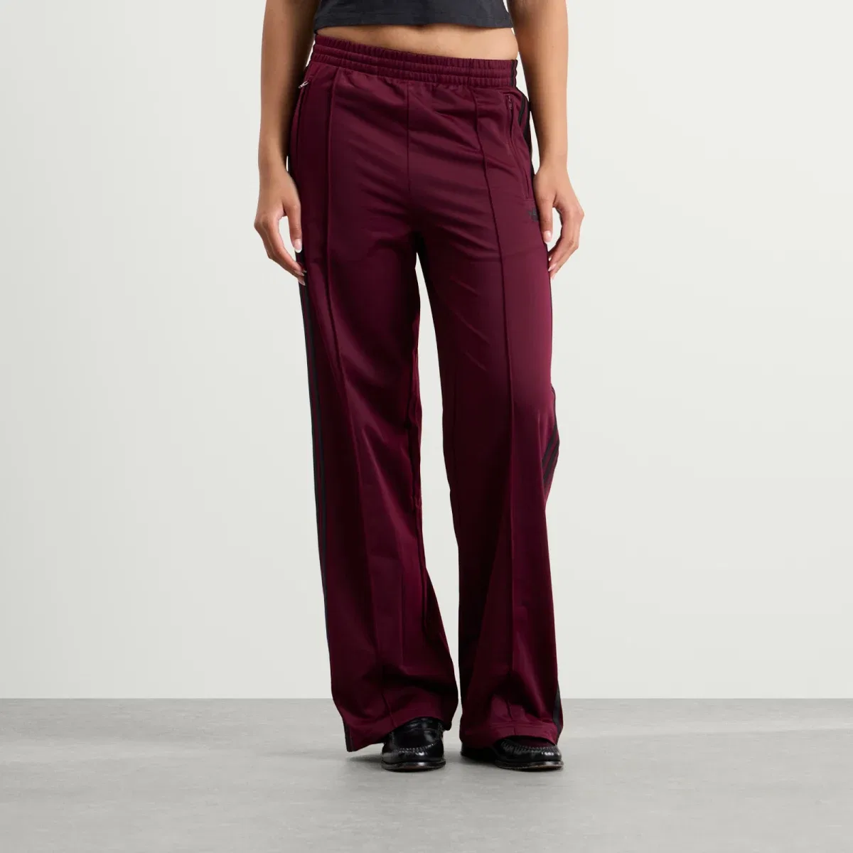 Женские спортивные брюки свободного кроя Firebird Adidas, Maroon & Black — фото 2