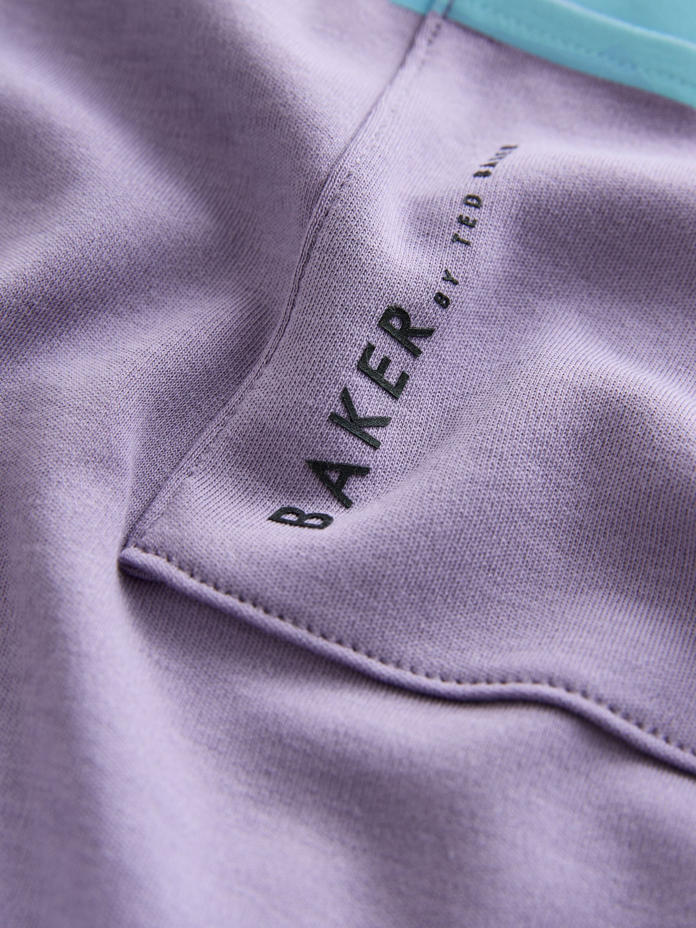Baker by Ted Baker Футболка в светло-фиолетовом цвете — фото 3