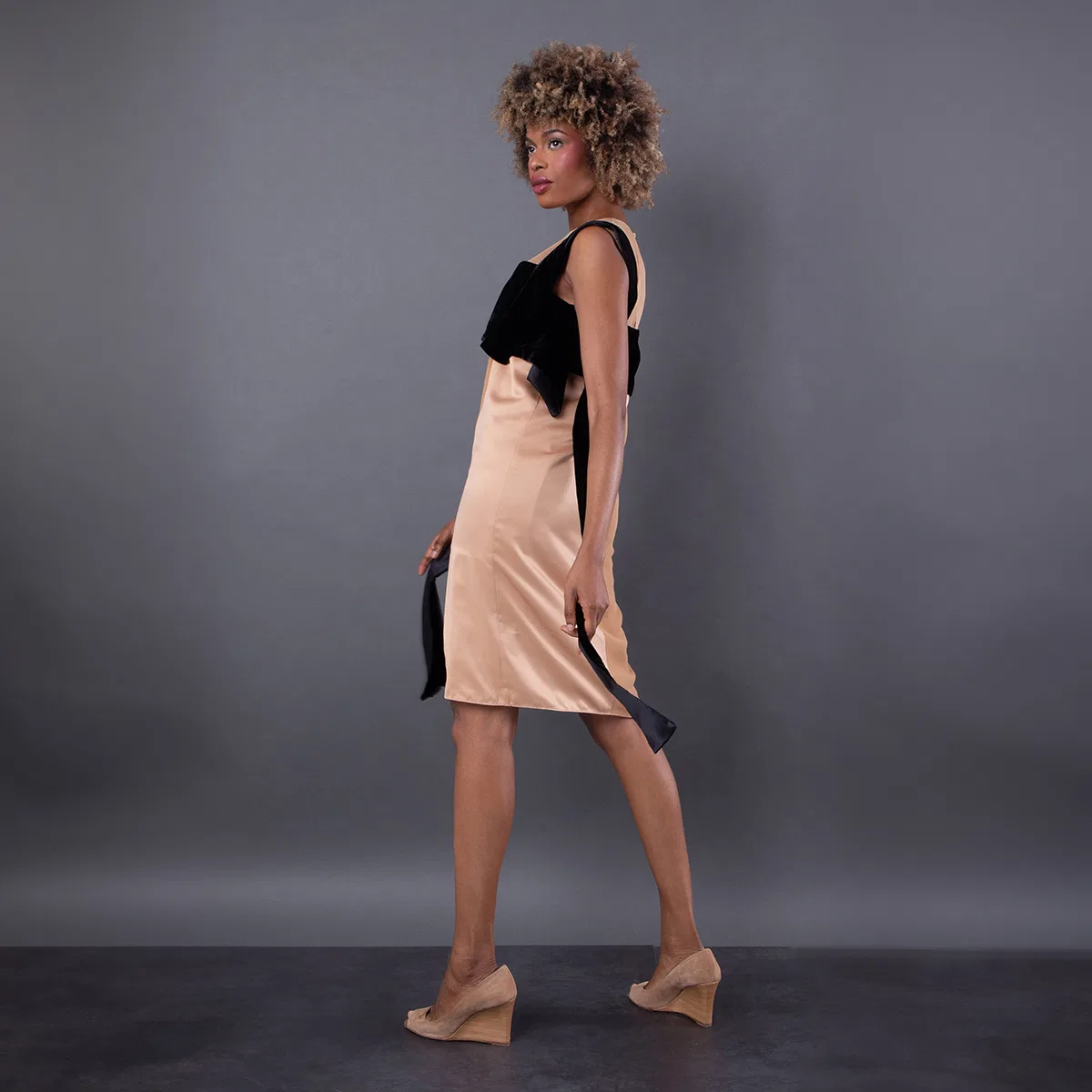 Платье для коктейля и вечеринок из шелка и бархата Silk And Velvet Strap Detail Dress Burberry, Biscuit — фото 4