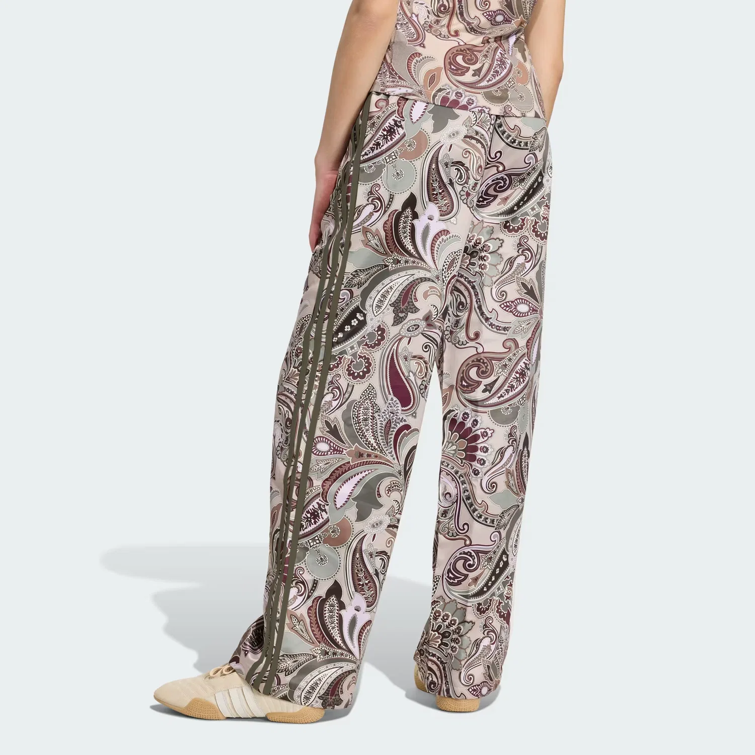 Женские спортивные брюки оверсайз из атласа Liberty London Firebird Satin Trackpant Adidas Originals, мультиколор/хаки — фото 2