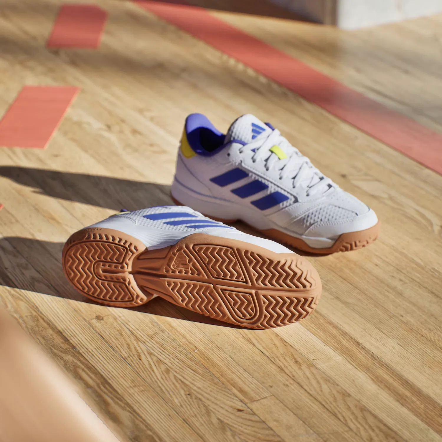 Детские кроссовки для зала с дышащим верхом Ligra 8 Adidas Performance, Cloud White/Solar Purple/Solar Lemon — фото 4