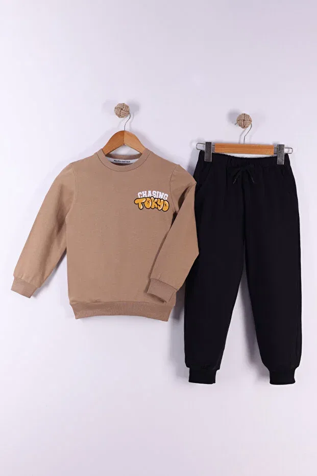 Детский комплект свитшот и брюки с принтом Tokyo Printed Two String Tracksuit Set Pollito, Brown — фото 3