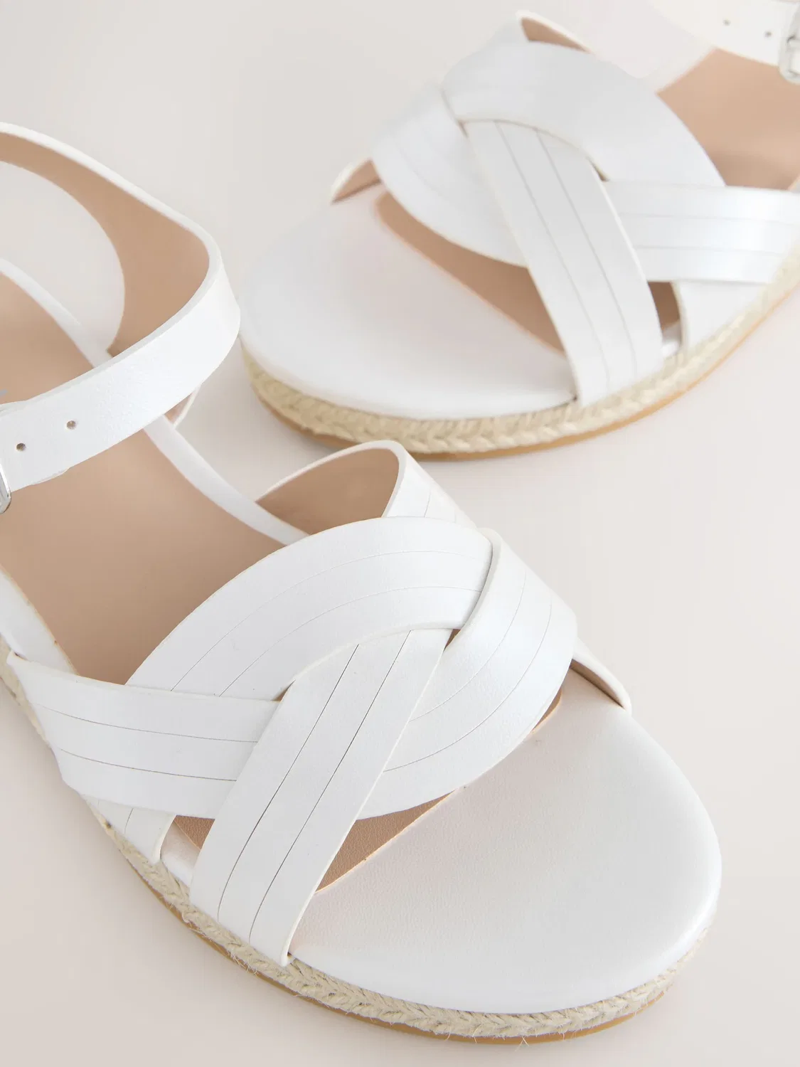 Сандалии на танкетке с плетеным верхом White Woven Next, белый — фото 3