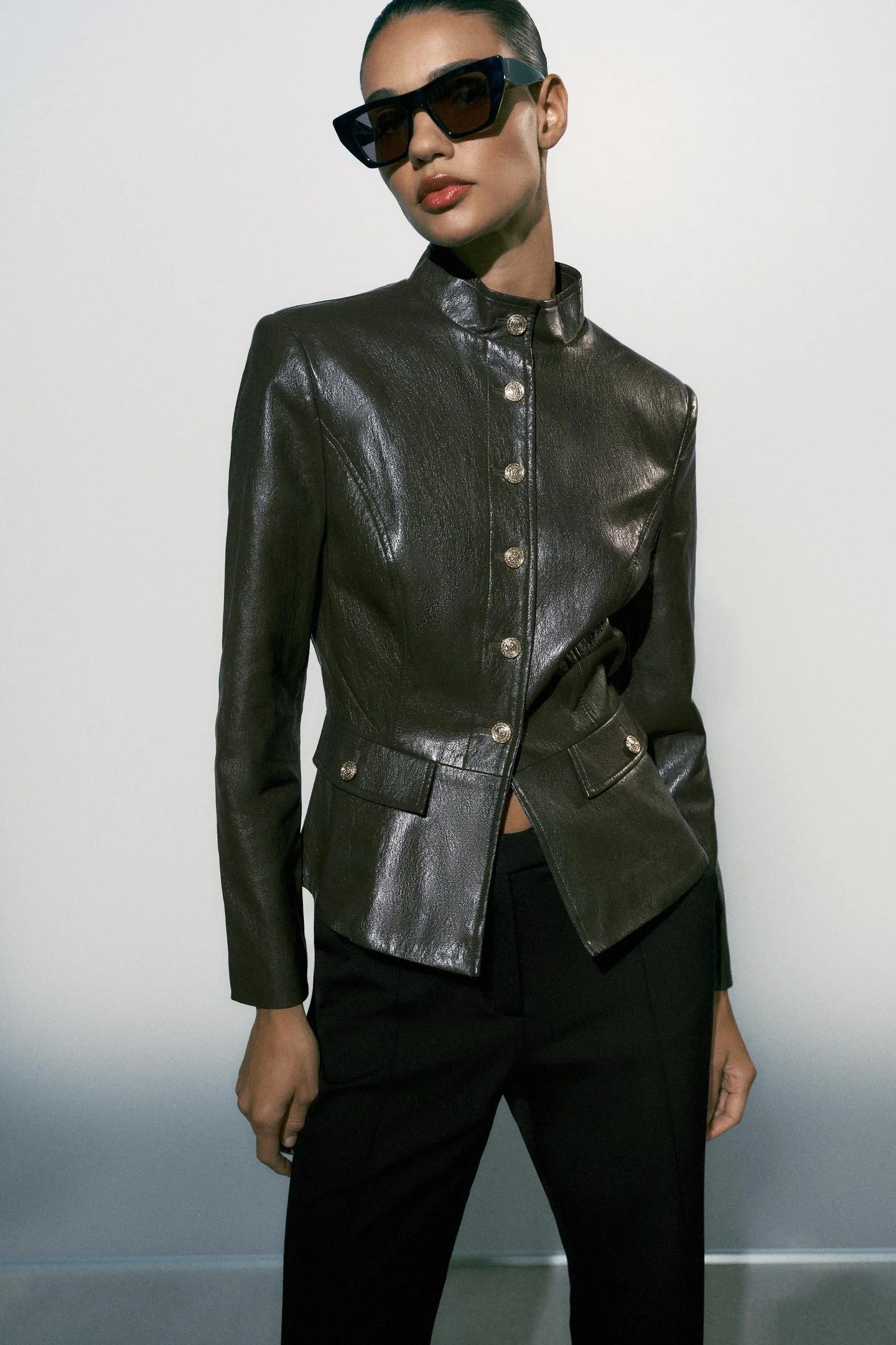 Куртка Zara с эффектом кожи и плечевыми накладками, темный хаки