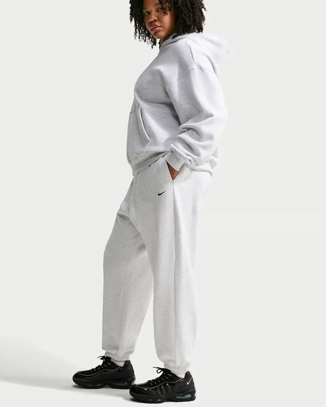Женские брюки оверсайз с высокой посадкой и манжетами Nike Studio Fleece Medium Weight, Birch Heather/Black — фото 4