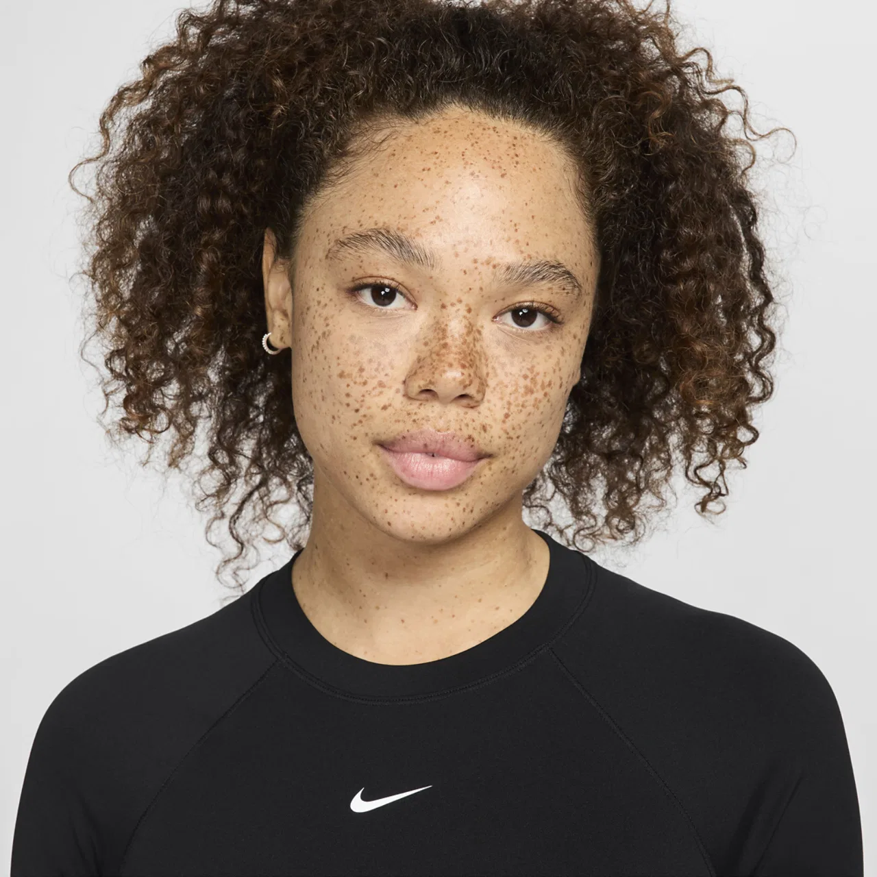 Женский лонгслив базовый с технологией Dri-FIT Nike Pro DF LS Baselayer, белый/черный — фото 3