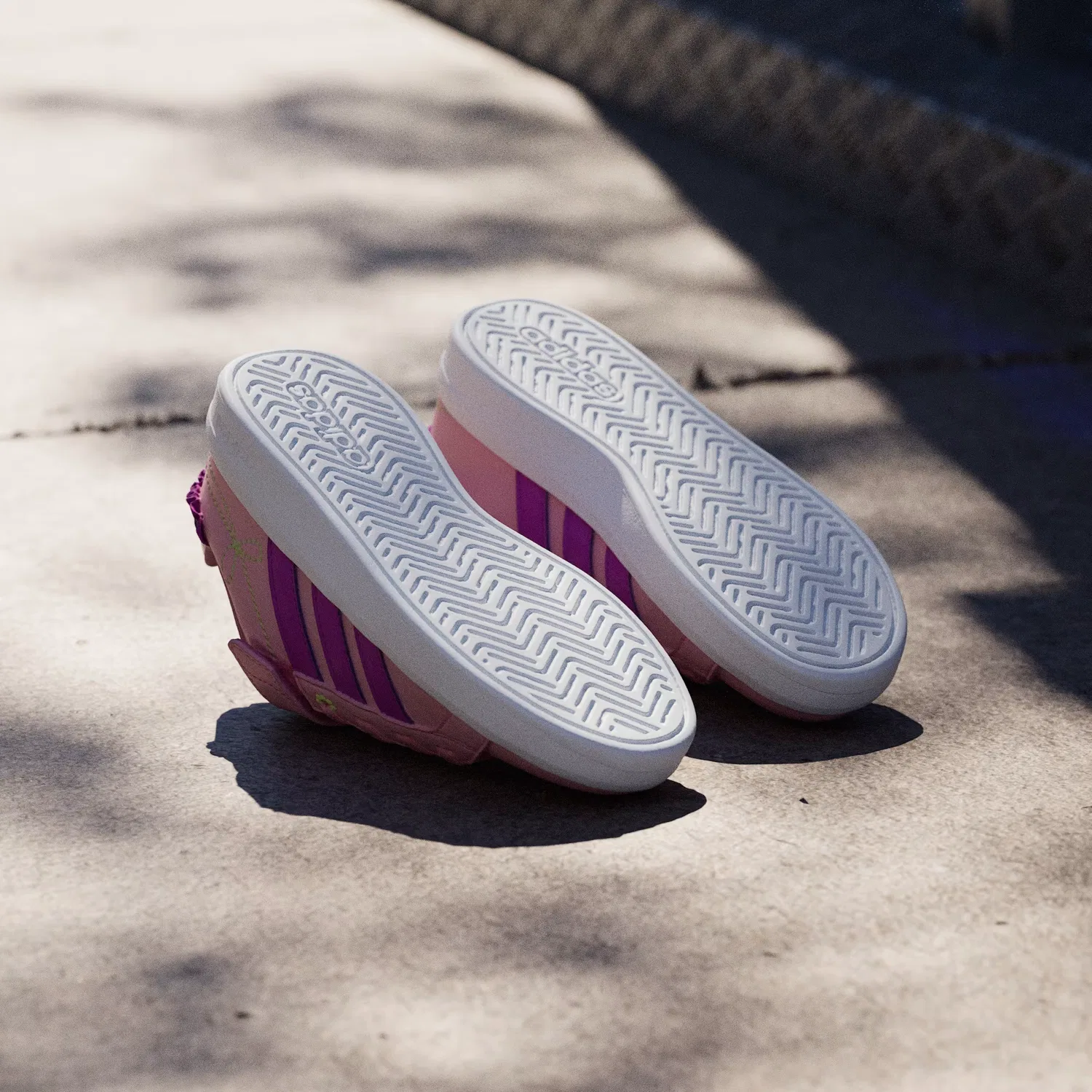 Детские кроссовки для девочек с бантами Grand Court 3.0 Adidas Sportswear, St Tropic Bloom/Purple Burst/Hi-Res Yellow — фото 4