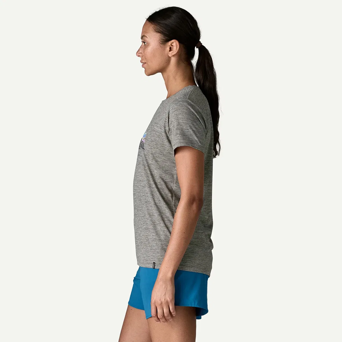 Женская футболка с принтом Capilene Cool Daily Fitz Roy Nimbus Shirt Patagonia, Feather Grey — фото 2
