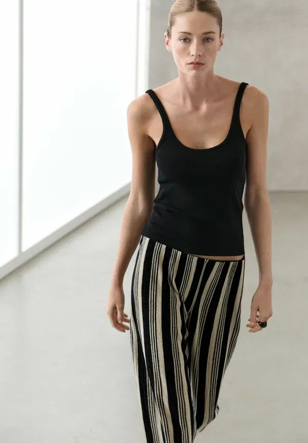Топ из лиоцелла, хлопка и полиамида Massimo Dutti, черный — фото 4
