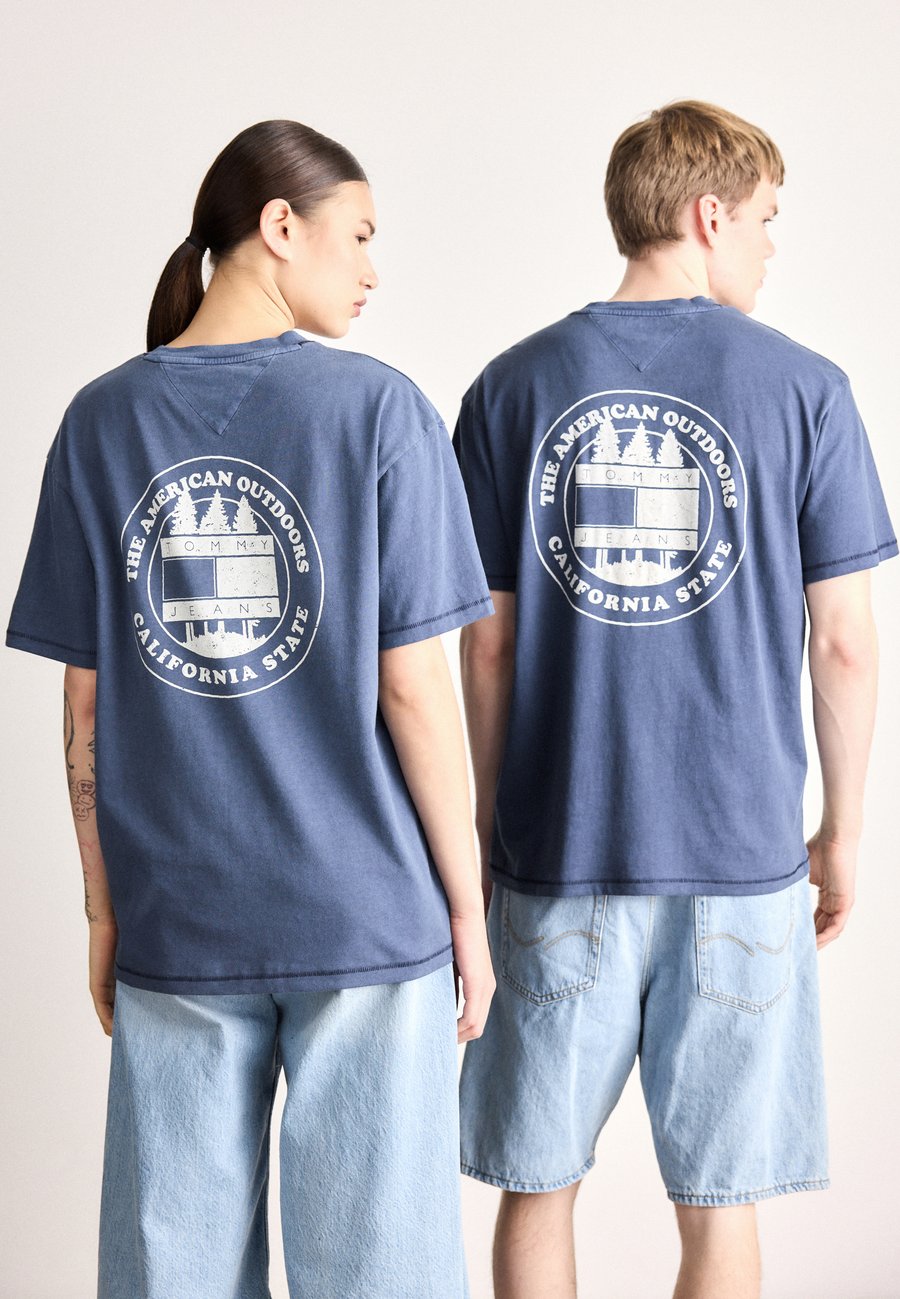 

Футболка Tommy Jeans OUTDOOR TEE UNISEX, Dark Night Navy/Dark Blue, Синий, Футболка Tommy Jeans OUTDOOR TEE UNISEX, Dark Night Navy/Dark Blue