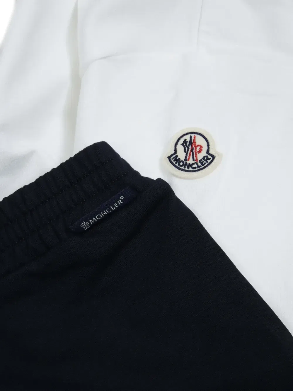 Костюм-двойка с логотипной нашивкой Moncler Enfant, белый — фото 3