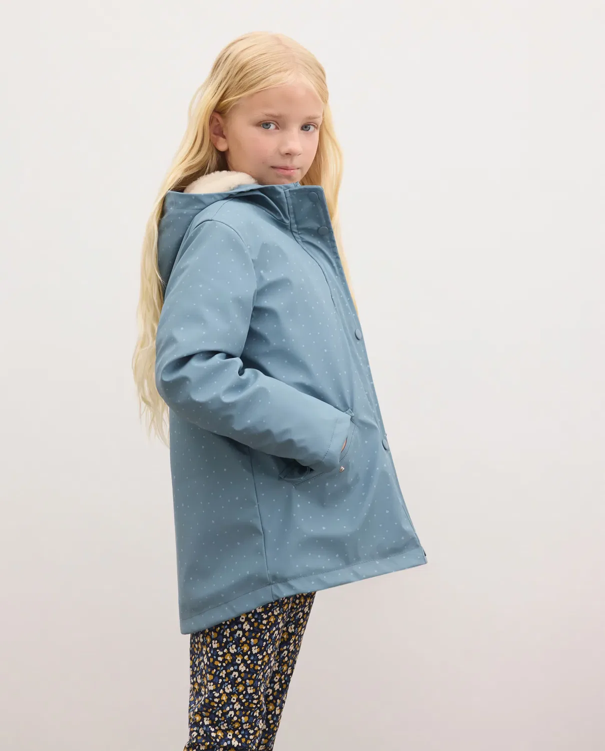 Детское пальто для девочек с принтом Chubasquero engomado all over print mini fantasía Kids El Corte Inglés, Azul — фото 2